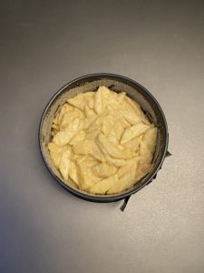 Kuchenform mit fertigem Teig