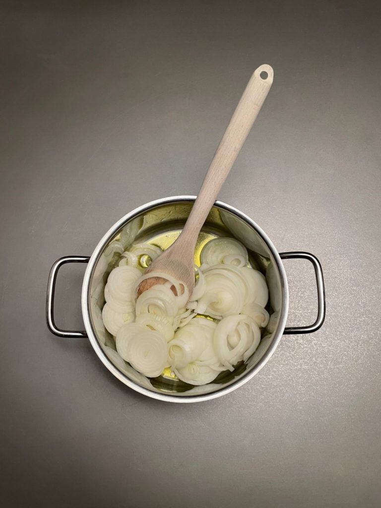 Zwiebeln im Topf